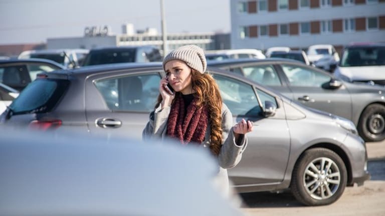 Leere Parklücke: Wenn das Auto gestohlen wurde, müssen Betroffene das umgehend der Polizei und ihrer Versicherung melden.