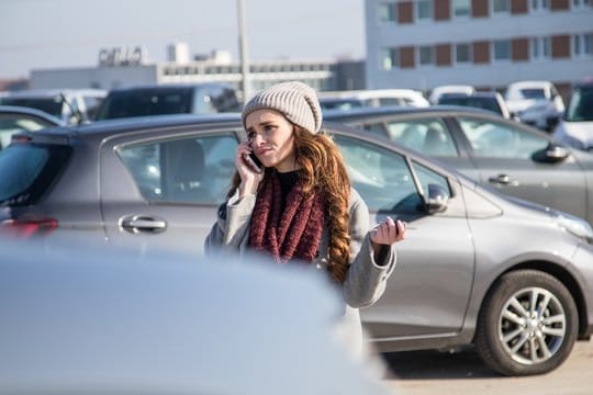 Leere Parklücke: Wenn das Auto gestohlen wurde, müssen Betroffene das umgehend der Polizei und ihrer Versicherung melden.
