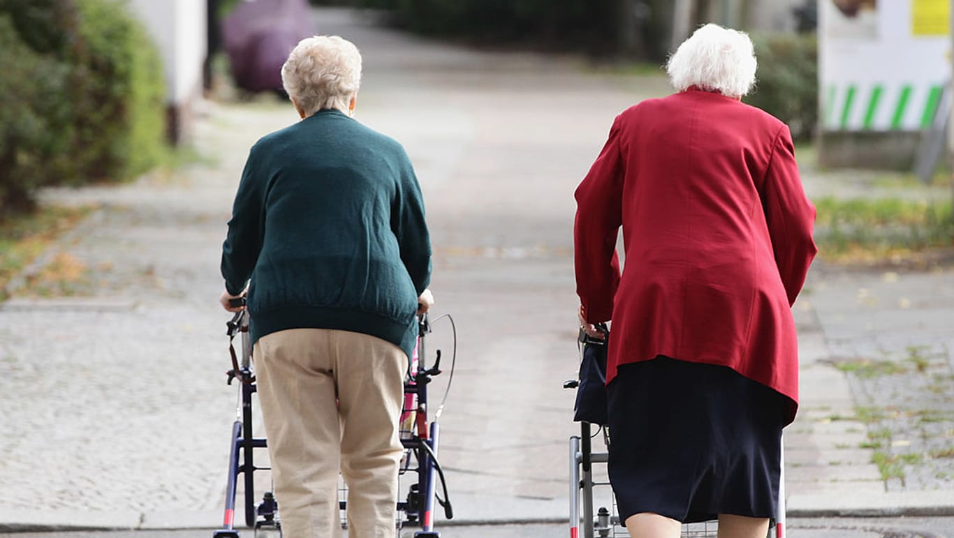 Zwei ältere Frauen gehen mit Rollatoren spazieren: Um den vollen Rentenaufschlag bei der Grundrente zu erhalten, soll das Monatseinkommen bei Alleinlebenden nicht über 1.250, bei Paaren über 1.950 Euro liegen.