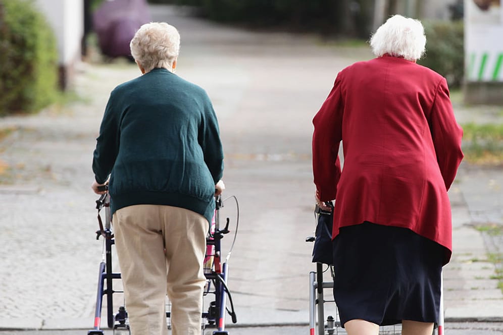 Zwei ältere Frauen gehen mit Rollatoren spazieren: Um den vollen Rentenaufschlag bei der Grundrente zu erhalten, soll das Monatseinkommen bei Alleinlebenden nicht über 1.250, bei Paaren über 1.950 Euro liegen.