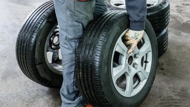 Gegen Gebühr lagern viele Fachhändler die Sommerreifen ein.