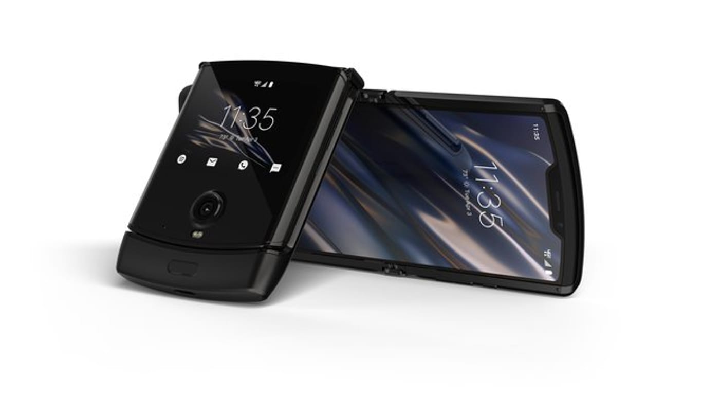 Das angekündigte Motorola Smartphone Razr folgt dem Trend und lässt sich auf die halbe Größe zusammenklappen.