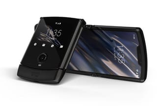 Das angekündigte Motorola Smartphone Razr folgt dem Trend und lässt sich auf die halbe Größe zusammenklappen.