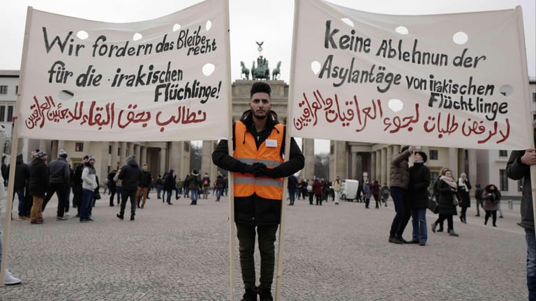 Demonstranten in Berlin fordern die Abschiebungen in den Irak auszusetzen: In jüngster Zeit gibt es dort wieder vermehrt gewalttätige Auseinandersetzungen.