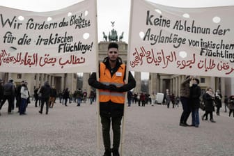 Demonstranten in Berlin fordern die Abschiebungen in den Irak auszusetzen: In jüngster Zeit gibt es dort wieder vermehrt gewalttätige Auseinandersetzungen.