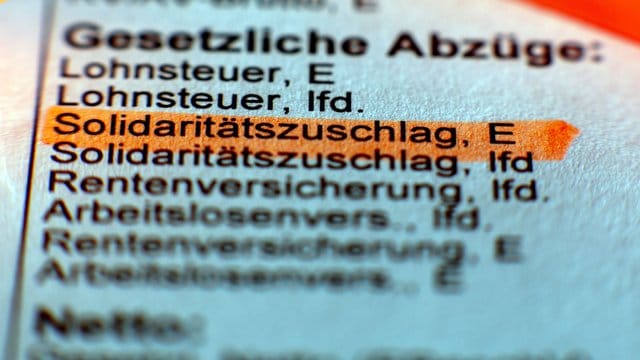 Die meisten Bundesbürger müssen ab 2021 keinen Solidaritätszuschlag mehr zahlen. Die meisten Bundesbürger müssen ab 2021 keinen Solidaritätszuschlag mehr zahlen.