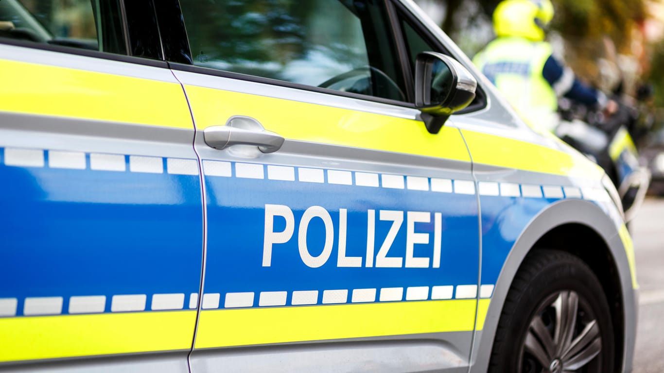 Einsatzfahrzeug der Polizei (Symbolbild): In Bonn wurde ein Jogger von einem Maskierten angegriffen.