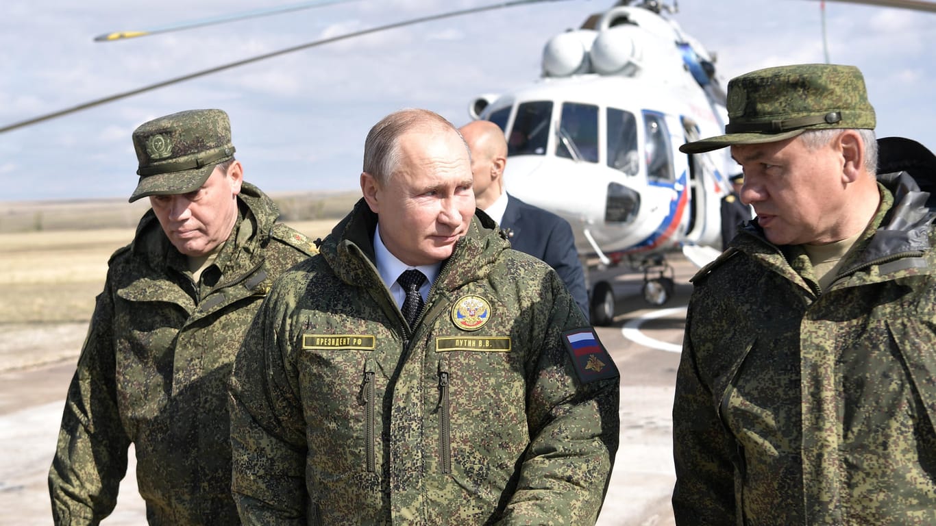 Russlands Präsident Wladimir Putin bei einer Militärübung: Die Polizei ermittelt nun auch gegen Offizielle der russischen Regierung.