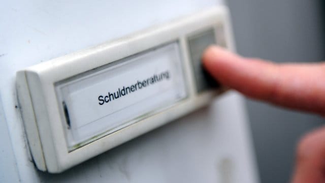 Zwar ist die Zahl der überschuldeten Verbraucher in Deutschland leicht gesunken, bei den über 70-Jährigen nimmt die Überschuldung jedoch zu.