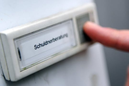 Zwar ist die Zahl der überschuldeten Verbraucher in Deutschland leicht gesunken, bei den über 70-Jährigen nimmt die Überschuldung jedoch zu.