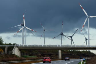 Windkraftanlagen bei der Abfahrt Altentreptow in Mecklenburg-Vorpommern: Blockiert der neue Gesetzesentwurf zum Kohleausstieg den Neubau von Windrädern?