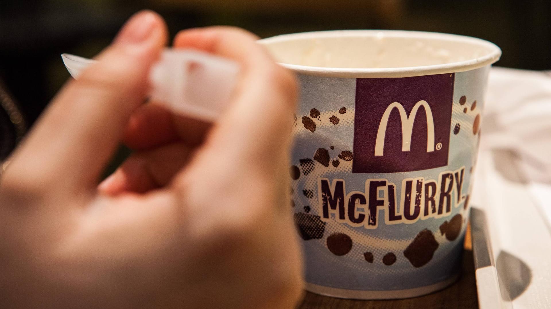 Ein Kunde isst McFlurry-Eis: Der Umwelt zuliebe streicht McDonald's ab 2020 unter anderem Plastiklöffel. (Symbolbild)