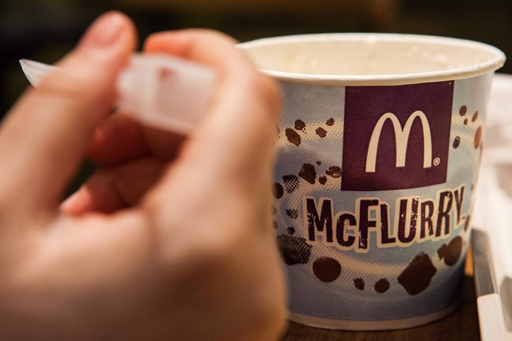Ein Kunde isst McFlurry-Eis: Der Umwelt zuliebe streicht McDonald's ab 2020 unter anderem Plastiklöffel. (Symbolbild)