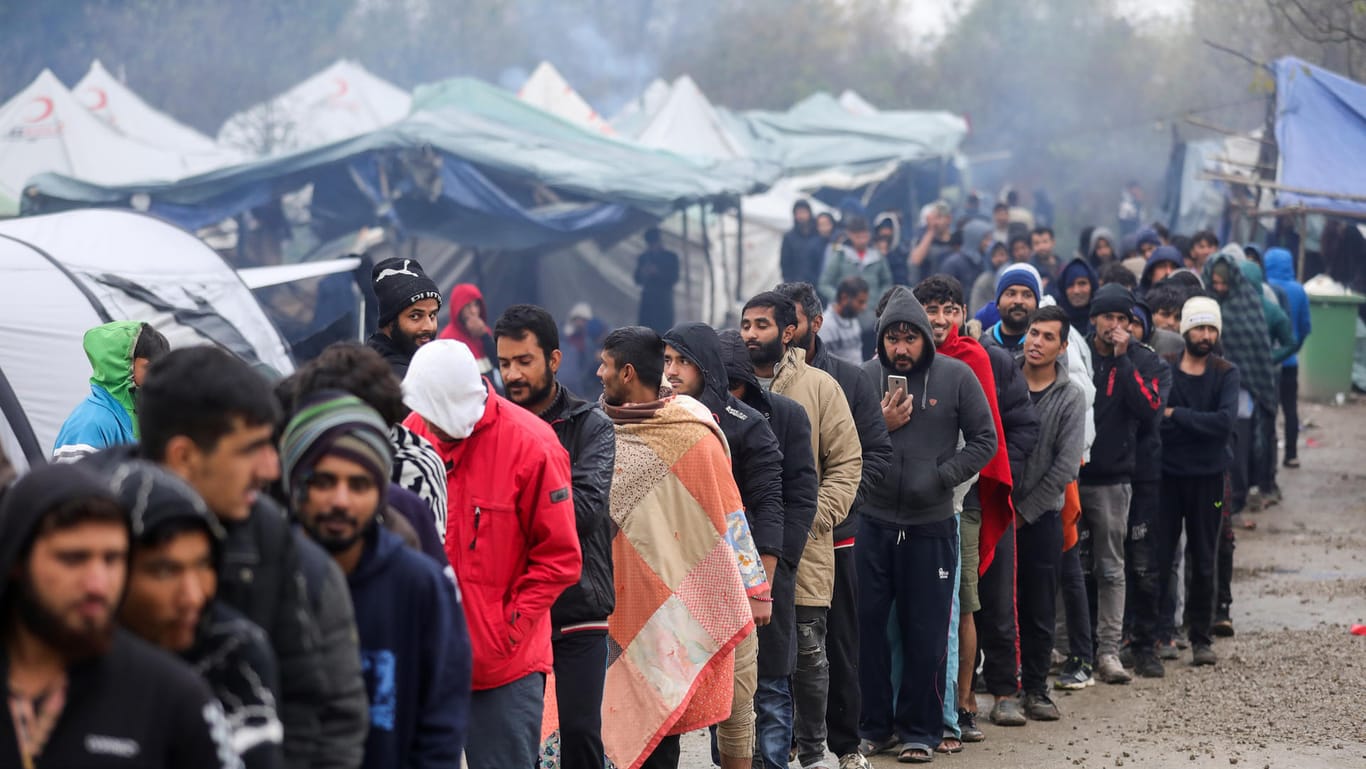Migranten stehen im Flüchtlingslager Vucjak, in Bosnien-Herzegowina: Leben und Gesundheit der Menschen im Lager ist in akuter Gefahr.