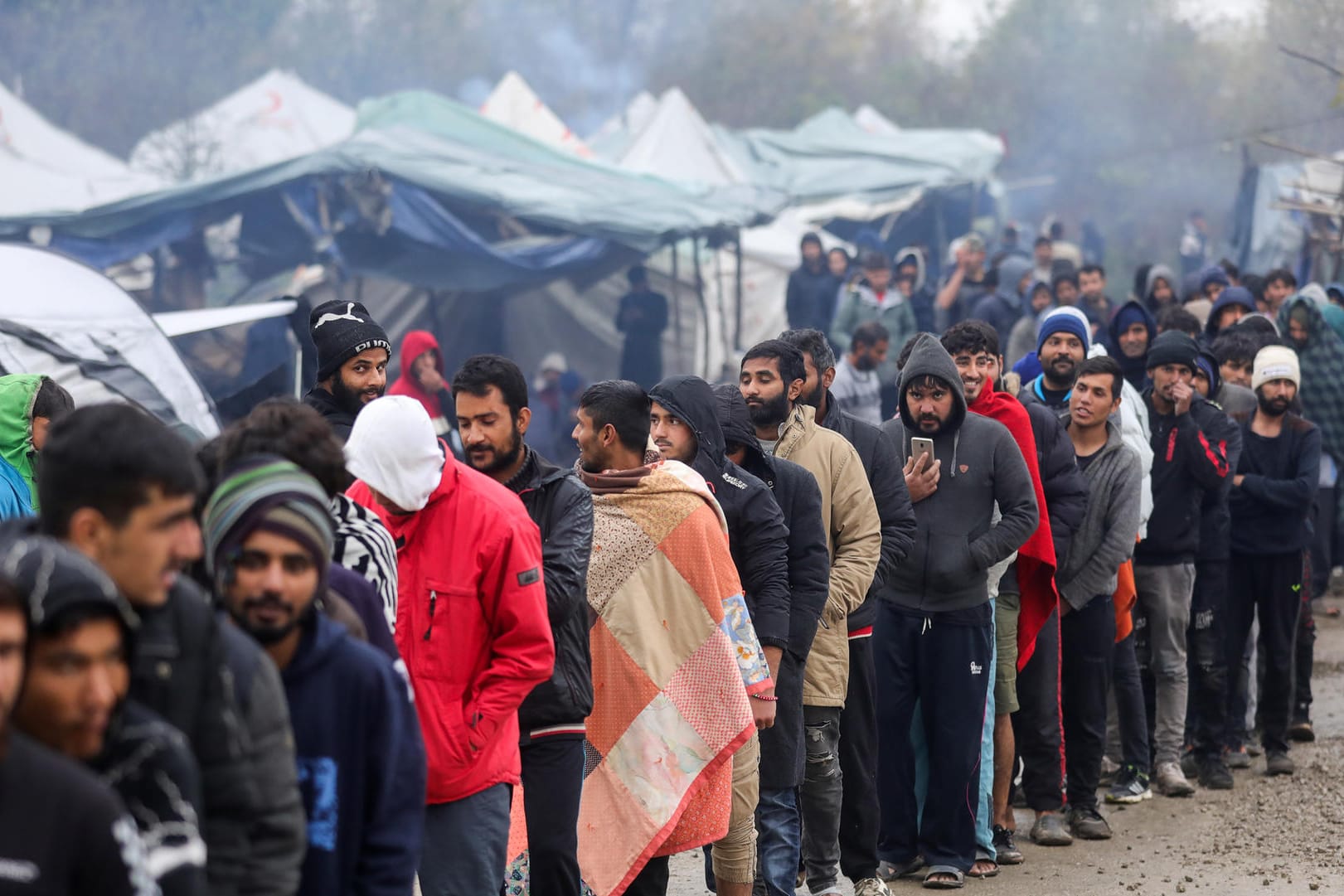 Migranten stehen im Flüchtlingslager Vucjak, in Bosnien-Herzegowina: Leben und Gesundheit der Menschen im Lager ist in akuter Gefahr.