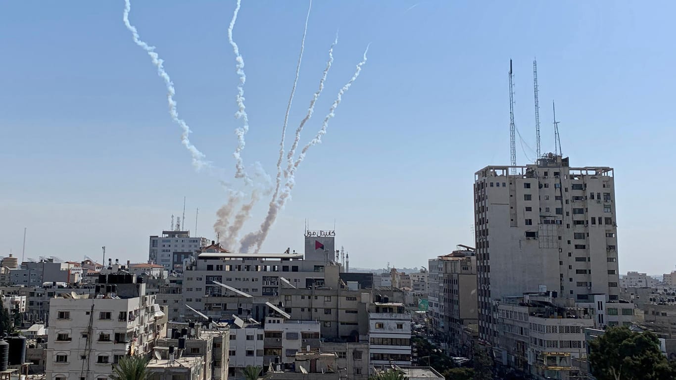 Rauchspuren von Raketen, die aus Gaza Richtung Israel abgefeuert werden: Der Konflikt im Nahen Osten spitzt sich wieder zu.