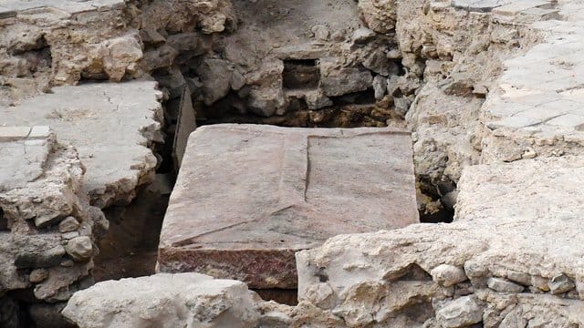 Bei Ausgrabungen in der Mainzer Johanniskirche fanden Forscher einen Sarkophag. Bei Ausgrabungen in der Mainzer Johanniskirche fanden Forscher einen Sarkophag.