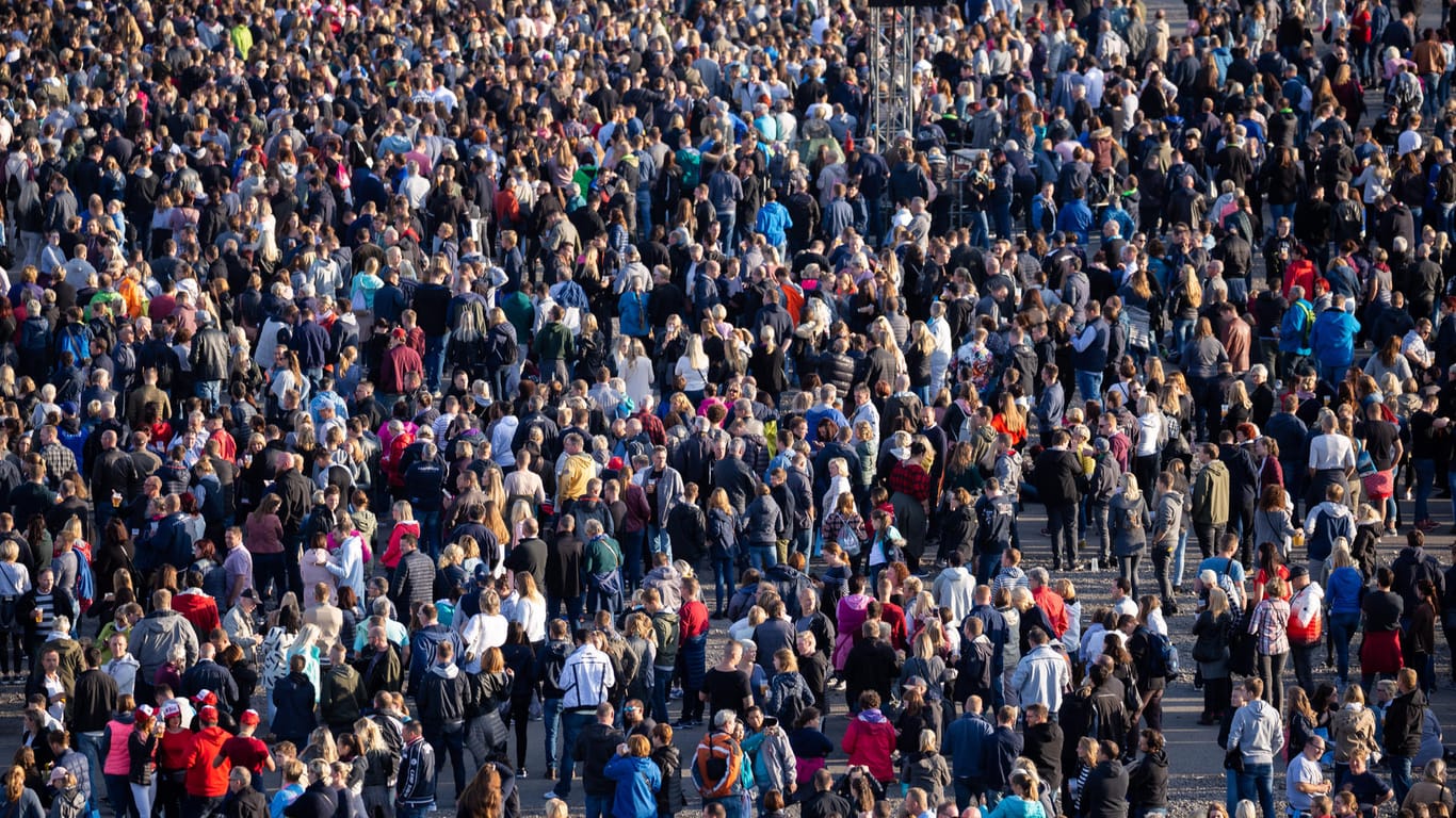 Menschenmenge bei einem Konzert in Papenburg: In Nairobi berät die UN-Weltbevölkerungskonferenz zum Thema Überbevölkerung. (Symbolfoto)