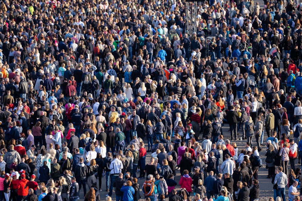 Menschenmenge bei einem Konzert in Papenburg: In Nairobi berät die UN-Weltbevölkerungskonferenz zum Thema Überbevölkerung. (Symbolfoto)