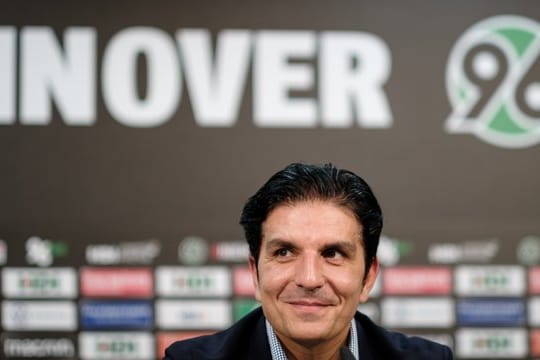 Hannover 96 hat den neuen Trainer vorgestellt: Kenan Kocak spricht bei der Pressekonferenz in der HDI Arena.