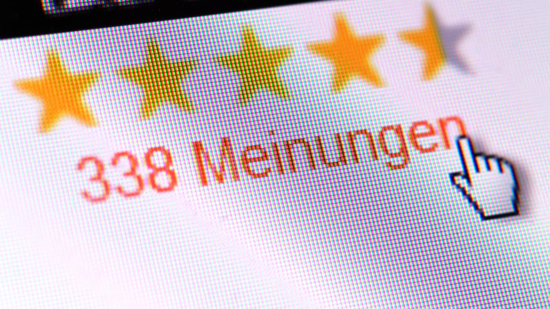 Fast fünf Sterne wurden bei einer Online-Bewertung abgegeben: Es gibt Firmen, die Mitarbeiter beschäftigen, um Fake-Bewertungen zu schreiben. Das ist illegal.