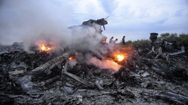 Brennende Trümmer der Boeing 777 der Malaysia Airlines liegen nahe Donezk in der östlichen Ukraine. Brennende Trümmer der Boeing 777 der Malaysia Airlines liegen nahe Donezk in der östlichen Ukraine.