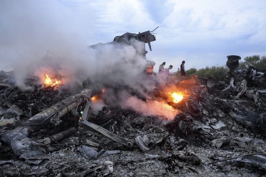 Brennende Trümmer der Boeing 777 der Malaysia Airlines liegen nahe Donezk in der östlichen Ukraine.