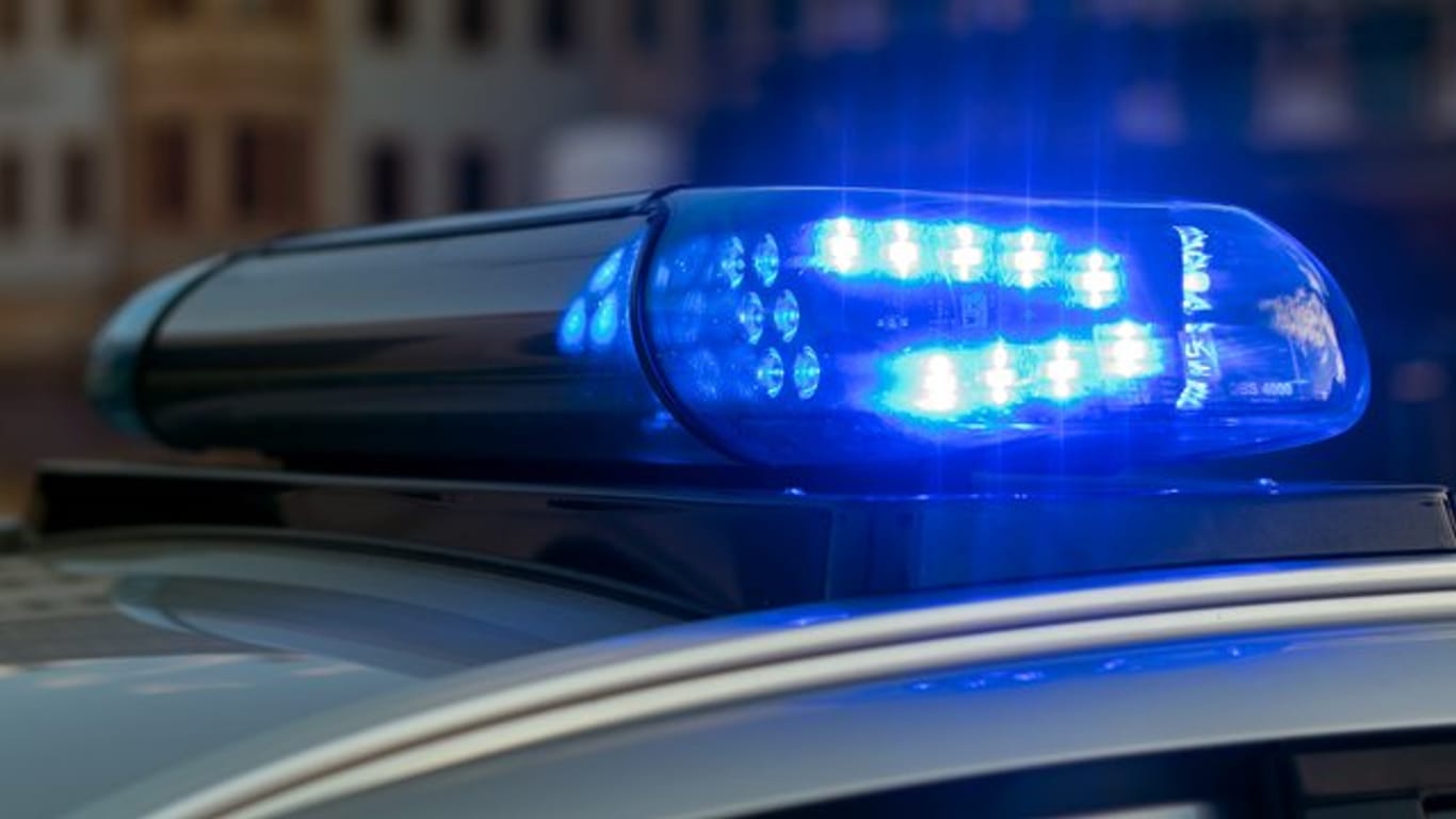 Blaulicht auf einem Fahrzeug der Polizei: In Gelsenkirchen wurde einem Mädchen eine unbekannte Substanz gespritzt.
