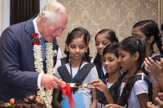 Der britische Prinz Charles schneidet seine Geburtstagstorte an.
