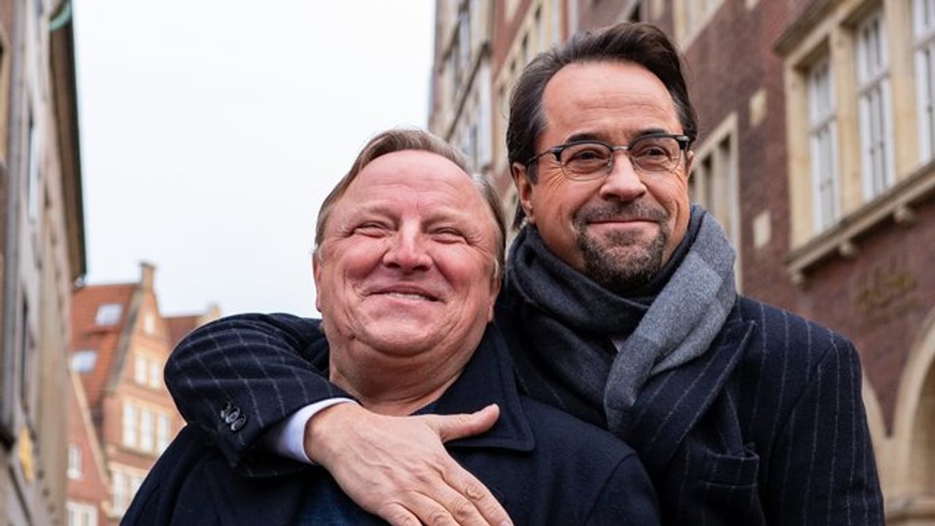 Die Schauspieler Axel Prahl (l) und Jan Josef Liefers stehen am Kiepenkerl, dem Drehort zum neuen Münsteraner Tatort "Limbus".
