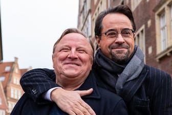 Die Schauspieler Axel Prahl (l) und Jan Josef Liefers stehen am Kiepenkerl, dem Drehort zum neuen Münsteraner Tatort "Limbus".
