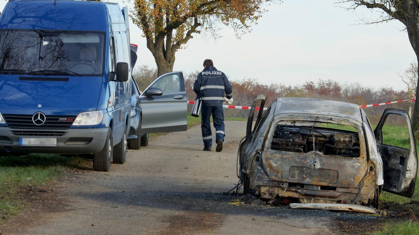 Polizist am Tatort in Gerabronn: In dem Auto ist eine 45-jährige Frau verbrannt, ihr Ehemann wurde festgenommen.