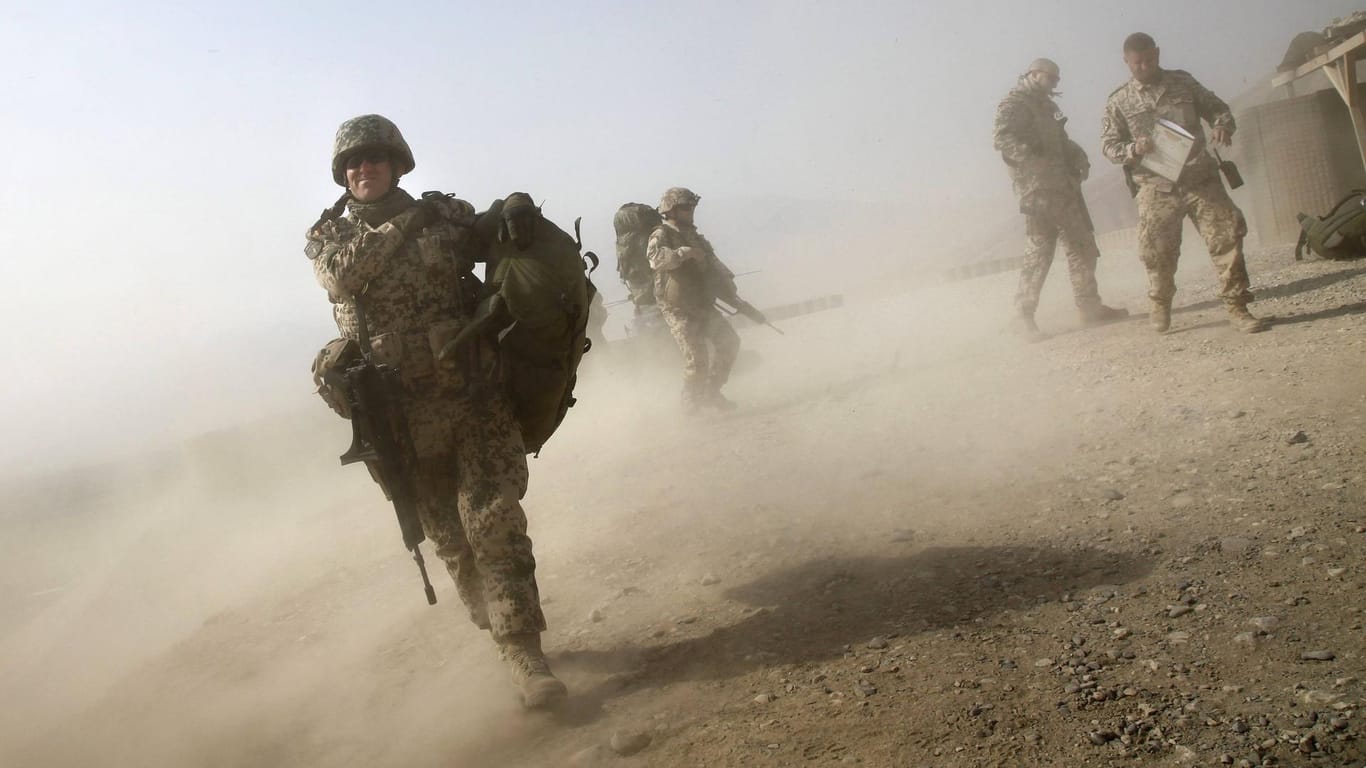 Bundeswehrsoldat im Norden Afghanistans (Archivbild von 2012): Aus einer Aufstellung der Bundesregierung gehen die Gesamtkosten des Einsatzes hervor.