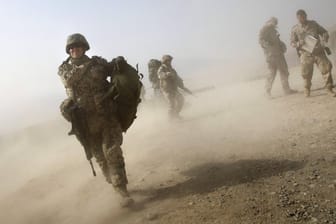 Bundeswehrsoldat im Norden Afghanistans (Archivbild von 2012): Aus einer Aufstellung der Bundesregierung gehen die Gesamtkosten des Einsatzes hervor.