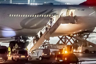 Landung in Berlin-Tegel: Aus der Türkei abgeschoben Personen werden von der Polizei in Empfang genommen.