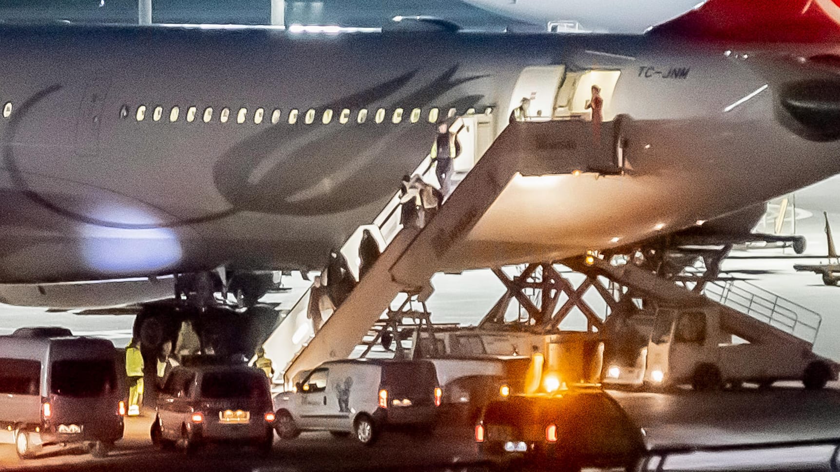 Landung in Berlin-Tegel: Aus der Türkei abgeschoben Personen werden von der Polizei in Empfang genommen.