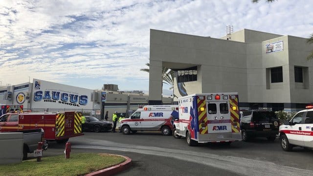 Krankenwagen stehen vor der Saugus High School in Santa Clarita, wo ein Schütze mindestens einen Menschen getötet hat. Krankenwagen stehen vor der Saugus High School in Santa Clarita, wo ein Schütze mindestens einen Menschen getötet hat.