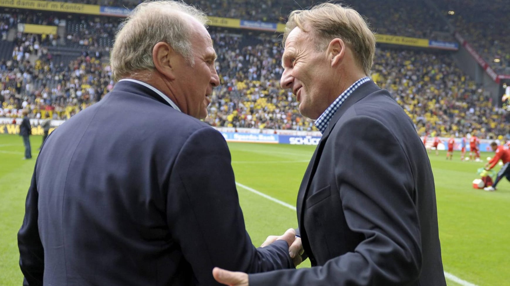 Langjährige Weggefährten – und Rivalen: Hoeneß (li.) und Watzke, hier vor einem Duell ihrer beiden Klubs 2009.