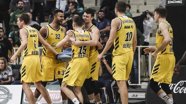 Die Spieler von ALBA Berlin feiern den Sieg über Panathinaikos Athen.