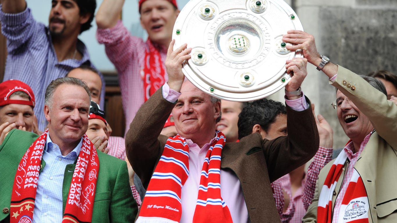 Titelsammler: Mit dem FC Bayern holte Uli Hoeneß (M.) als Spieler, Manager und Präsident viele Trophäen.