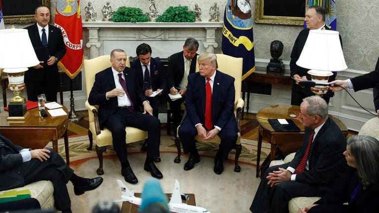 Donald Trump, Recep Tayyip Erdogan im Oval Office: Anscheinend wollte der türkische Präsident mit einem Video überzeugen.