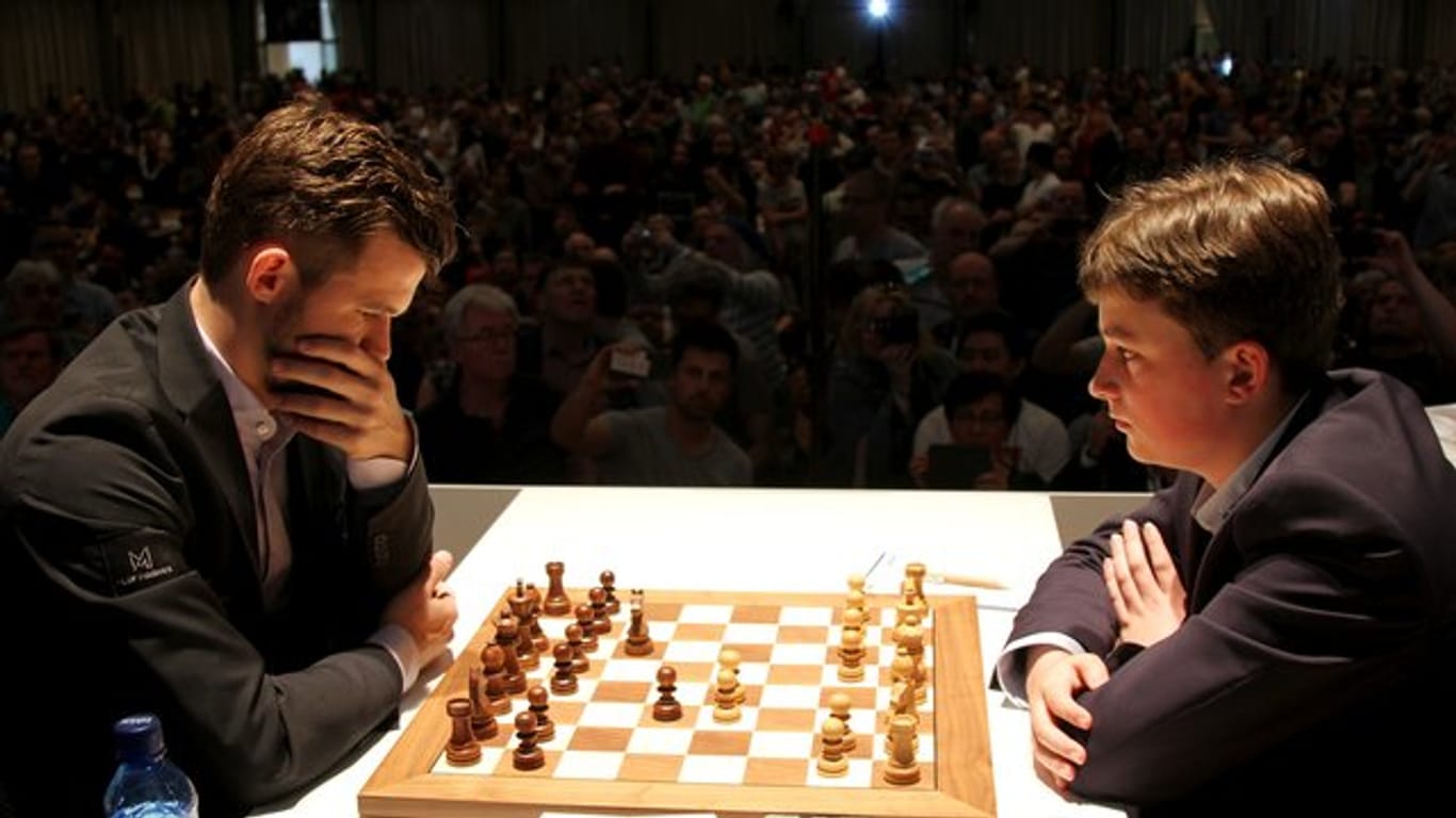 Vincent Keymer musste sich erst nach 6:45 Stunden Magnus Carlsen geschlagen geben.