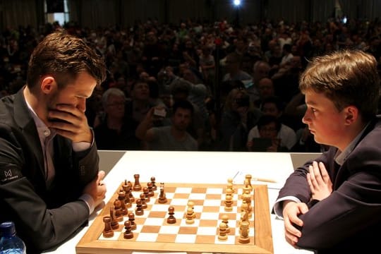 Vincent Keymer musste sich erst nach 6:45 Stunden Magnus Carlsen geschlagen geben.