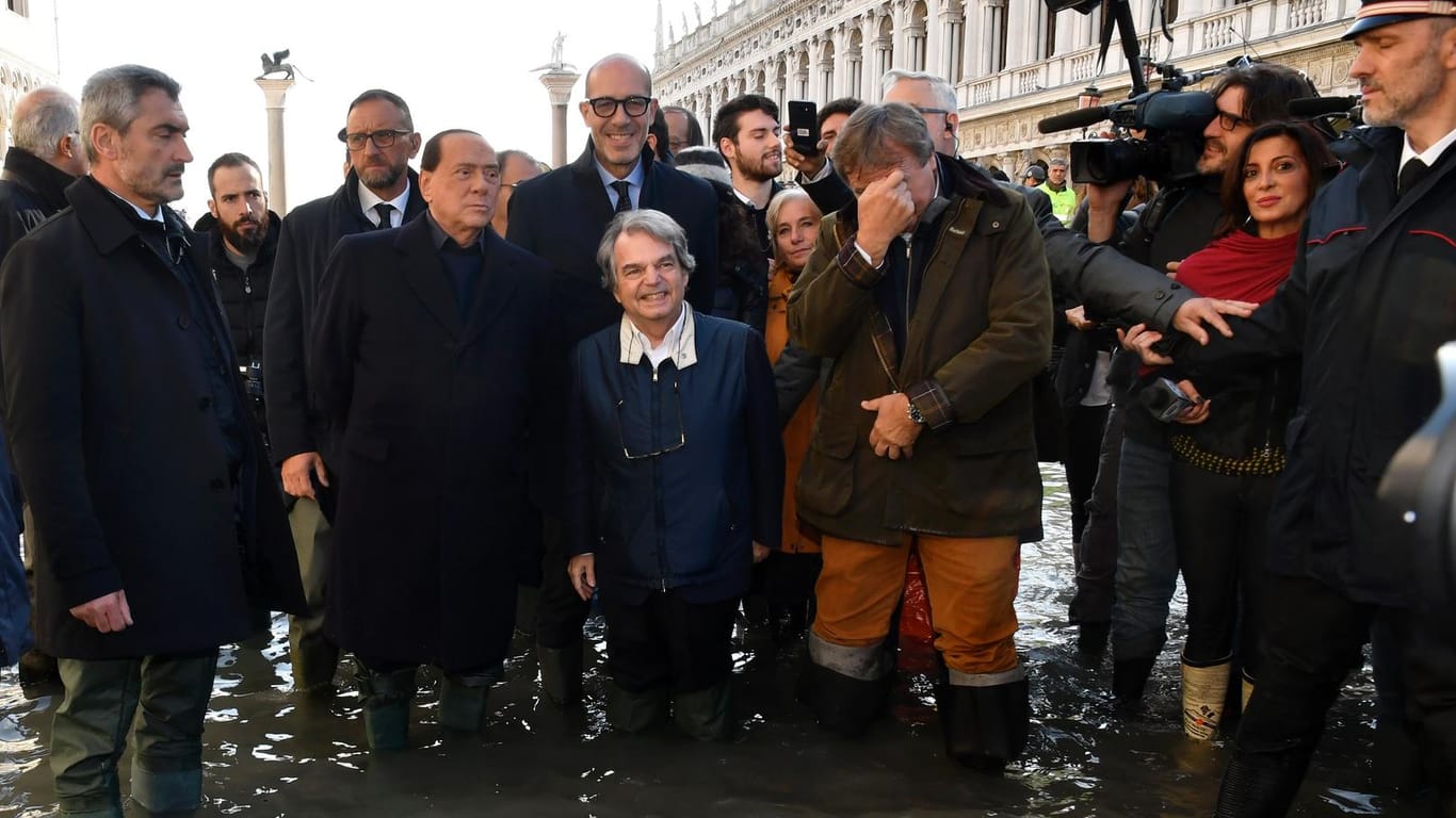 Silvio Berlusconi (vorne, 3.v.l), Renato Brunetta (vorne, 4.v.l) und Luigi Brugnaro (vorne, 5.v.l): Venedig kämpft mit den Folgen des verheerenden Hochwassers.