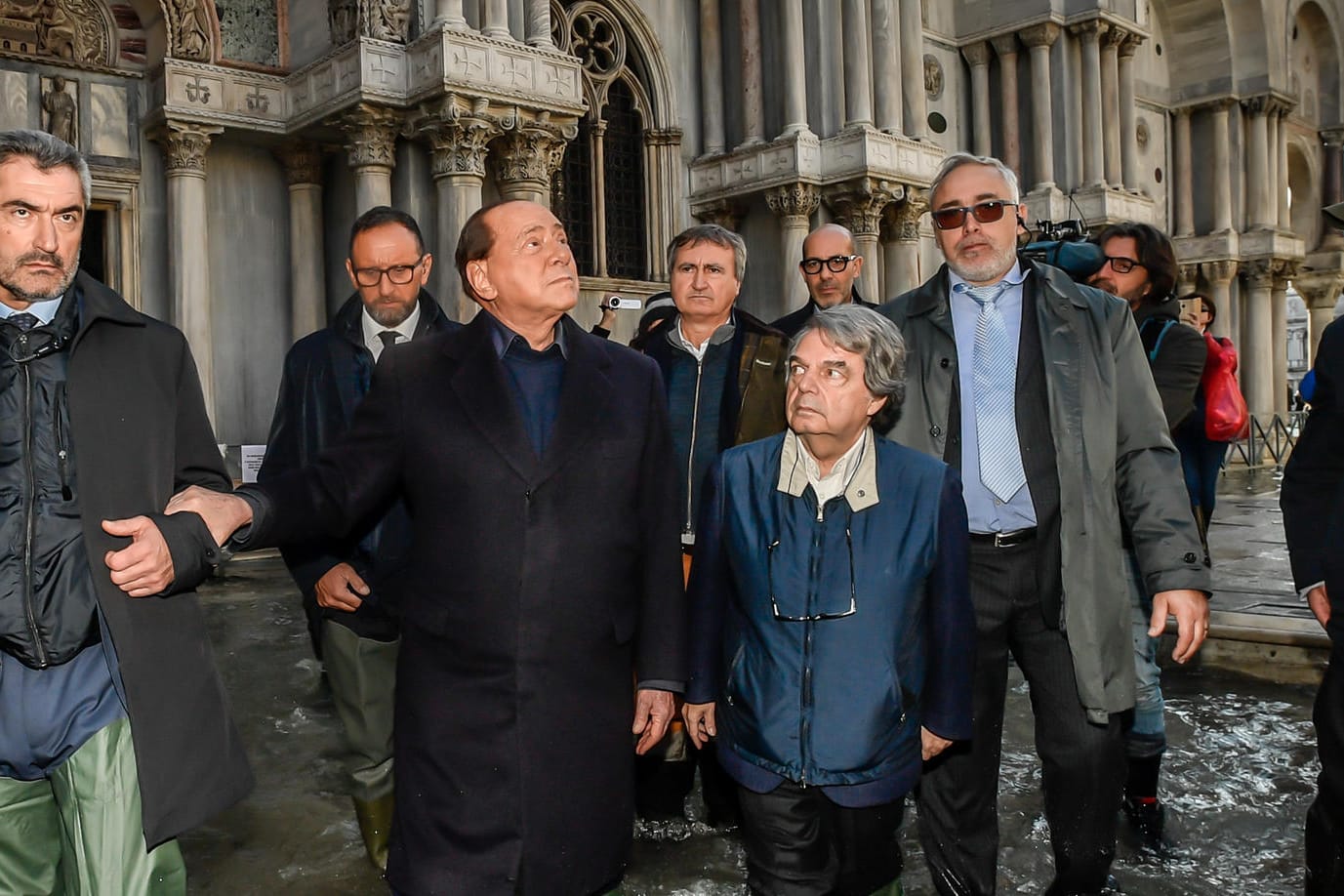 Silvio Berlusconi (M), ehemaliger Ministerpräsident von Italien und Forza Italia-Parteichef, geht in Gummistiefeln mit Luigi Brugnaro (2. Reihe,M), Bürgermeister von Venedig, und Renato Brunetta (3.v.r), Leiter der Abgeordnetengruppe von Forza Italia, bei Hochwasser über den Markusplatz.