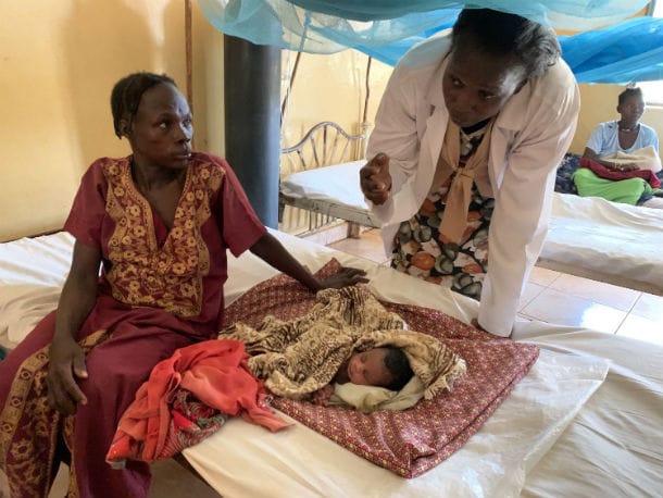Agwei Ngwanchol mit ihrer fünf Tage alten Tochter Ajok, die an Malaria erkrankt und unterernährt ist. Die Ärztin Mawada Mahmoud Joseph behandelt sie.