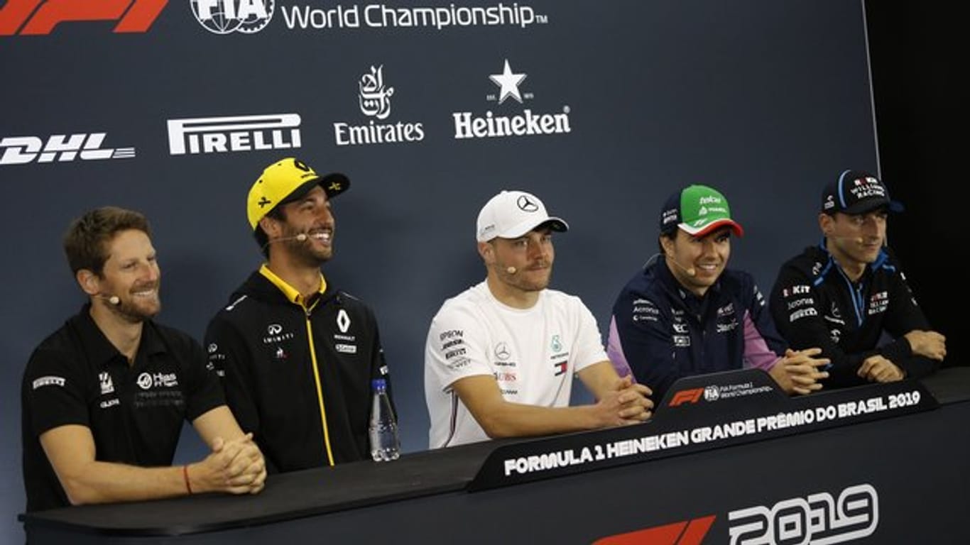 Gelangweilt von Vergleichen mit Nico Rosberg: Valtteri Bottas (M) bei der Pressekonferenz zum Rennen in Brasilien.