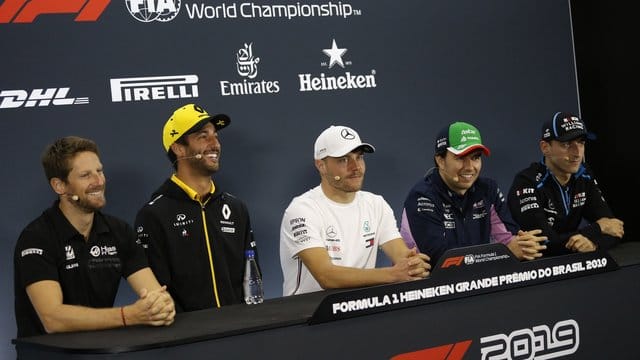 Gelangweilt von Vergleichen mit Nico Rosberg: Valtteri Bottas (M) bei der Pressekonferenz zum Rennen in Brasilien.