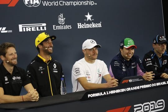 Gelangweilt von Vergleichen mit Nico Rosberg: Valtteri Bottas (M) bei der Pressekonferenz zum Rennen in Brasilien.