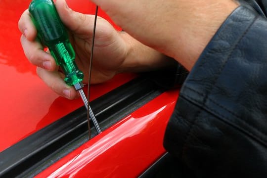 Auch wer den Diebstahl des eigenen Autos durch Fahrlässigkeit begünstigt, kann unter Umständen mit Geld von der Versicherung rechnen.